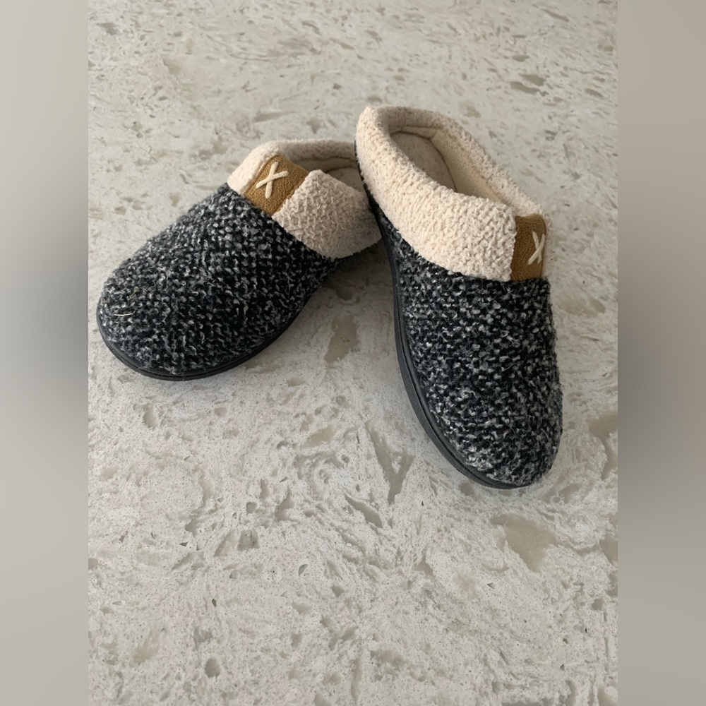 KIDS UNISEX SLIPPERS ~ SIZE 5/6